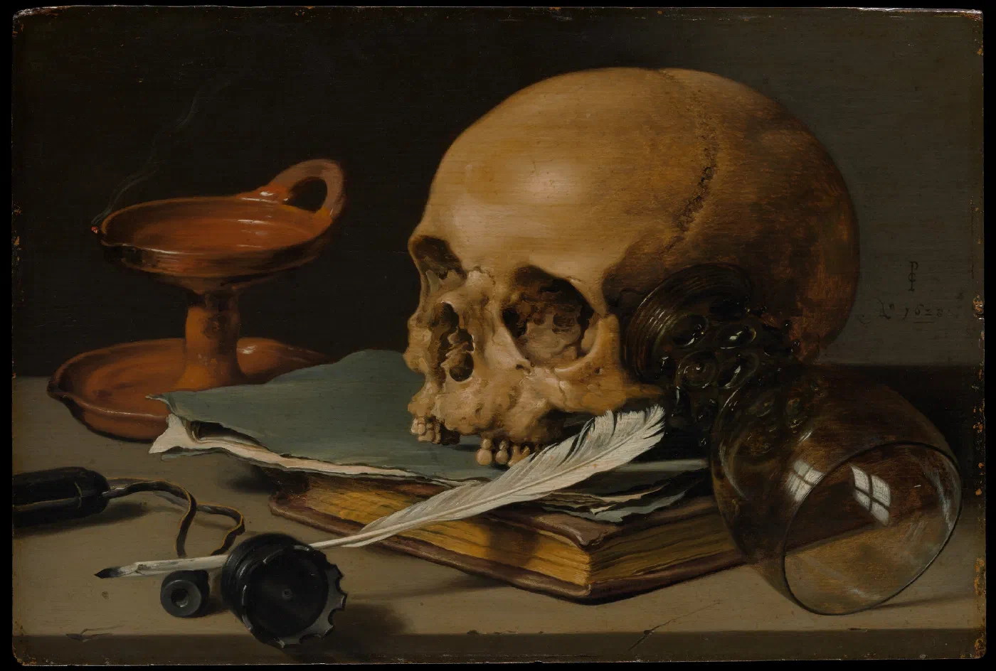 Nature morte : un crâne posé sur un livre, une plume d'oie, un verre renversé et une lampe à huile qui vient de s'éteindre