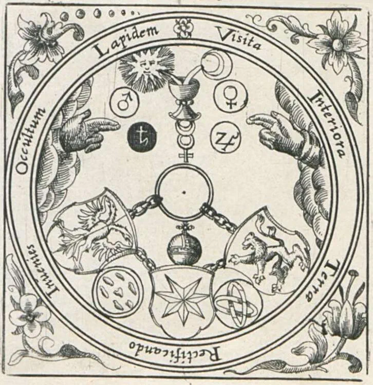 Gravure ancienne : un emblème circulaire entouré des mots latins Visita Interiora Terrae Rectificando Invenies Occultum Lapidem